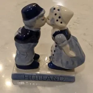 Art | Vintage Holland Kissing Dutch Boy Girl Hand Painted Delft Blue ...